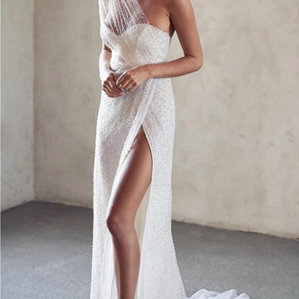 Chic White One-Shoulder Dress